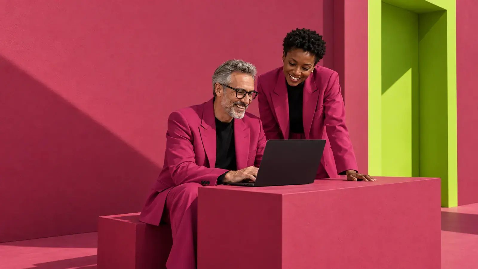 Berater und Mandantin besprechen einen Fall am Laptop